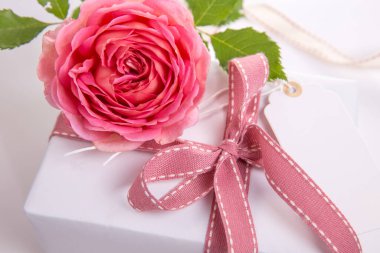 Festival Pembe çiçek pembe kalpler kompozisyon ile yükseldi. Ek yükü üstten görünüm, düz yatıyordu. Uzay kopyalayın. Doğum günü, anne, Sevgililer, kadın, düğün günü kavramı.