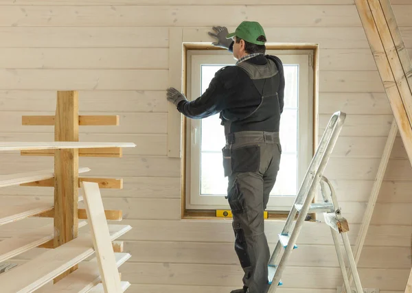Bauarbeiter Wärmeisoliert Öko Holzrahmenhaus — Stockfoto