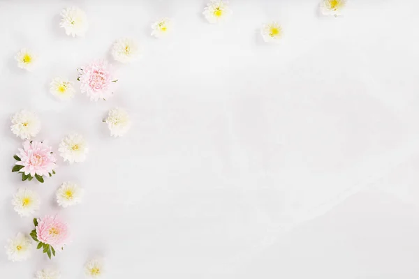 春天的花朵和雏菊框架 花朵布置在大理石背心莲上 — 图库照片