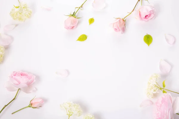 Праздничный Розовый Цветок Розовый Состав Подарком Мраморном Фоне Сверху Вид — стоковое фото