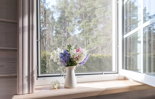 Fenêtre Blanche Avec Une Moustiquaire Dans Une Maison Rustique Bois Photos De Stock Libres De Droits