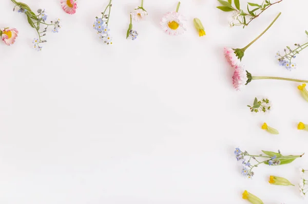 Feestelijke Roze Bloemen Frame Samenstelling Witte Achtergrond Overhead Bovenaanzicht Plat — Stockfoto