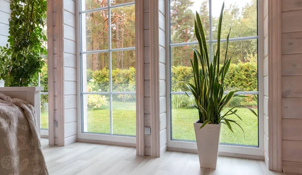 Interior Terang Ruangan Rumah Kayu Dengan Jendela Besar Menghadap Halaman — Stok Foto