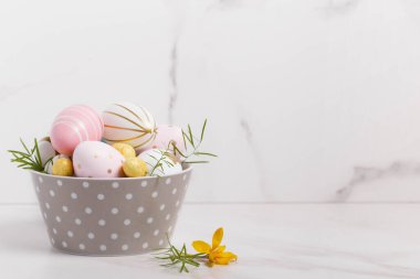 Paskalya arkaplanı paskalya pembesi ve beyaz mermer zemin üzerinde altın yumurtalar ve metin için boşluk.