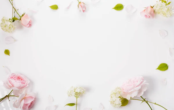 Festliche Blumenkomposition Auf Weißem Hintergrund Gesamtübersicht Stockfoto