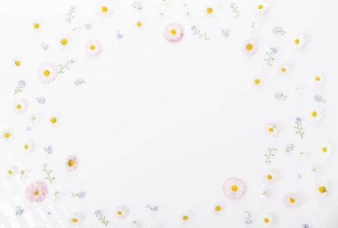 Bahar ya da yaz aralığı küçük çiçekler ve papatya, çiçek aranjmanı