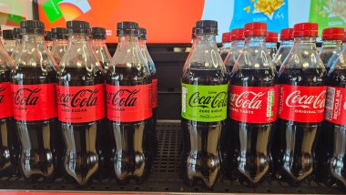 Panevezys, Litvanya - 5 Nisan 2025. Süpermarkette Sıfır Şeker, Limon ve Orijinal Tat içeren Coca-Cola şişeleri - hafif içecekler, karbonatlı içecek, markalaşma, ambalaj, soda 
