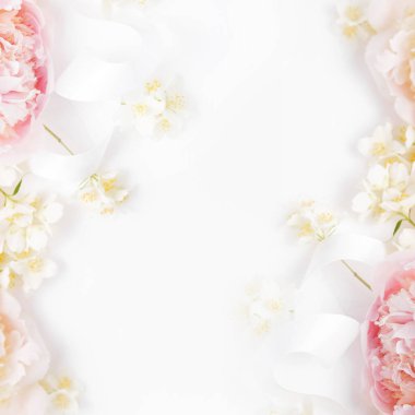 Kare çiçek çerçevesi pembe şakayık çiçekleri, yasemin çiçekleri, beyaz arka planda ipek kurdele, boş arkaplan, düğün kırtasiyesi, spa markası, ambalaj tasarımı, tebrik kartları, kozmetik ürün modeli