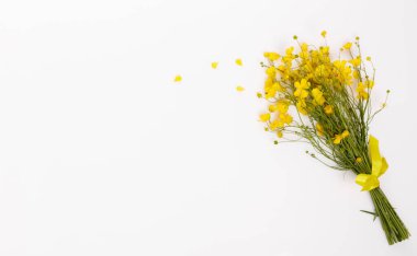 Yaz ortası buketi sarı kır çiçekleri, düğün çiçekleri ve otlar, yaz gündönümü için sembolik çiçek düzlükleri, Litha, halk festivalleri, doğa kutlaması, doğal ayinler, İskandinav tarzı