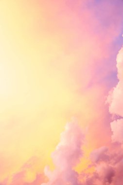 Yumuşak sarı pembe bulutlu dikey pastel gökyüzü, boş rüya gibi arka plan, sosyal medya şablonu, ilham verici ruh hali, sakin atmosfer, refah tasarımı, kopyalama alanı, yaratıcı markalaşma