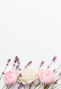 Beyaz gül düğün arkaplanı dikey formatta, beyaz arkaplan, pastel tonlar, pembe lavanta aksanı, sınır genişliğinde afiş, ambalaj, düğün davetiyesi, beyaz gül düğün arka planı