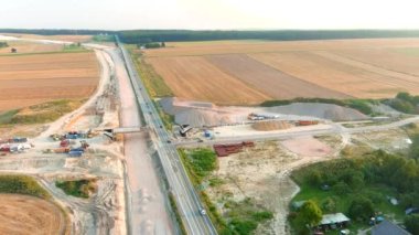 Güneşli yaz akşamında Kielce Krakow karayolu şantiyesinin hava manzarası, Polonya 'nın daha az Polonya Voyvoda' sı, Polonya.