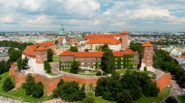 Wawel Kraliyet Kalesi 'nin havadan görünen yaz günü manzarası. Krakow' un merkezinde bir yerleşim yeri. Wawel Kraliyet Kalesi ve Wawel Tepesi Polonya 'nın tarihsel ve kültürel açıdan en önemli bölgesidir..