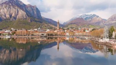 Lecco şehri ve tatil köyünün hava güzelliğinde gün batımı manzarası. Lecco kasabasının ünlü Como Gölü ve Bergamo Alpleri arasında bulunan Picturesque rıhtımı. İtalya 'da tatil beldesi.