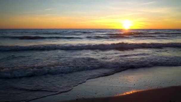 Dramatik Deniz Batımı Manzarası Altın Gökyüzü Baltık Kıyılarında Dalgalar — Stok video