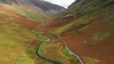 Honister Geçidi 'nin hava manzarası, Gatesgarthdale Beck Dağı deresi boyunca kıvrılan bir dağ geçidi. Bölgedeki en dik ve en yüksek geçitlerden biri. Cumbria, Lake District, İngiltere.
