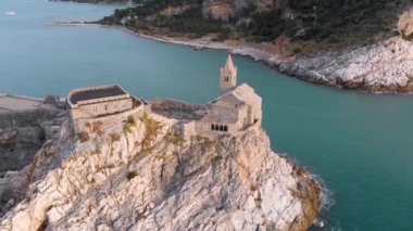 Porto Venere, La Spezia eyaletinde, Kuzey İtalya' da, Şairler Körfezi'ne bakan ünlü Gotik Saint Peter Kilisesi veya Chiesa di San Pietro'nun havadan görünümü