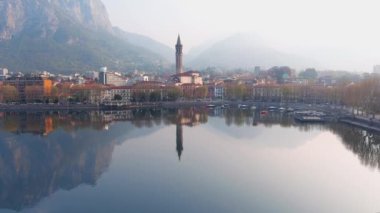 Lecco kasabası ve tatil köyünün güzel sabah manzarası. Lecco kasabasının ünlü Como Gölü ve Bergamo Alpleri arasında bulunan Picturesque rıhtımı. İtalya 'da tatil beldesi.