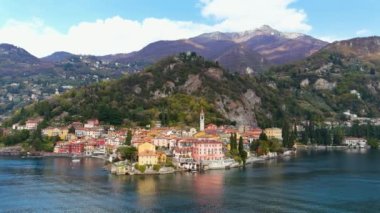 Varenna 'nın havadan güzel deniz manzarası, Como Gölü kıyısındaki en pitoresk kasabalardan biri. Renkli villalar, tipik İtalyan atmosferiyle büyüleyici bir yer..