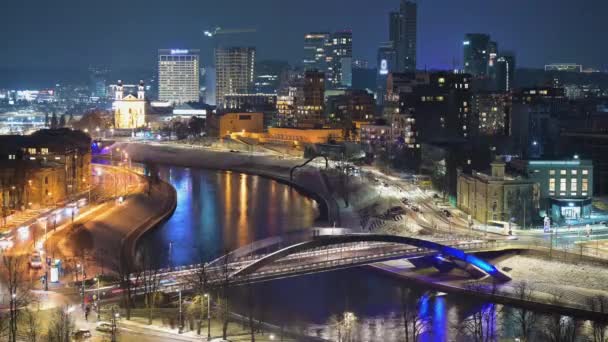 風光明媚な夜の照明と都市交通とヴィリニュスの美しい冬の夕暮れのタイムラプスビュー リトアニアのヴィリニュスに都市生活 — ストック動画