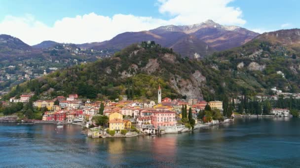 位于著名的科莫湖畔的瓦伦纳 一个风景秀丽的城镇 空中美丽的滨水城景观 色彩斑斓的别墅 迷人的位置 典型的意大利氛围 — 图库视频影像