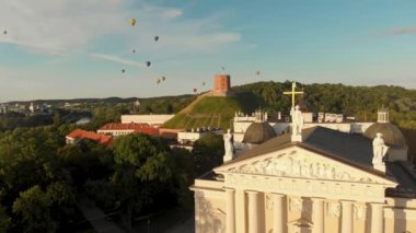 Katedral Meydanı 'nın havadan görünüşü, Vilnius Eski Kasabası' nın ana meydanı, şehir yaşamında önemli bir yer, ana caddelerin kesiştiği yerde, Vilnius, Litvanya.