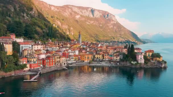 有名なコモ湖の岸に位置する最も絵のように美しい町の一つであるヴァレンナの空中美しいウォーターフロントの街並み カラフルなヴィラ 典型的なイタリアの雰囲気の魅力的な場所 — ストック動画