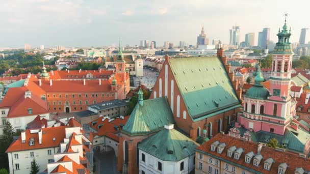 华沙老城圣约翰浸信会大教堂的空中日落景观被联合国教科文组织列为世界遗产之一 是该市三大主教座堂之一 — 图库视频影像