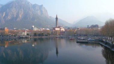 Lecco kasabası ve tatil köyünün güzel sabah manzarası. Lecco kasabasının ünlü Como Gölü ve Bergamo Alpleri arasında bulunan Picturesque rıhtımı. İtalya 'da tatil beldesi.