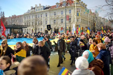 VILNIUS, LITHUANIA - 11 Mart 2022: Litvanya 'nın bağımsızlığını geri kazanmasının 32. yıldönümü münasebetiyle üç renkli Litvanya bayrakları taşıyan neşeli insanlar.