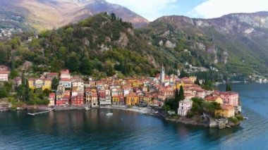 Varenna 'nın havadan güzel deniz manzarası, Como Gölü kıyısındaki en pitoresk kasabalardan biri. Renkli villalar, tipik İtalyan atmosferiyle büyüleyici bir yer..