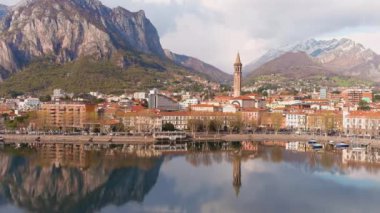 Lecco şehri ve tatil köyünün hava güzelliğinde gün batımı manzarası. Lecco kasabasının ünlü Como Gölü ve Bergamo Alpleri arasında bulunan Picturesque rıhtımı. İtalya 'da tatil beldesi.