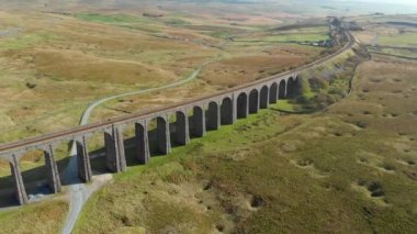 Kuzey Yorkshire 'da bulunan Ribblehead viyadük kanalı, Settle-Carlisle hattındaki en uzun ve en uzun üçüncü yapıdır. Yorkshire Dales Ulusal Parkı, İngiltere 'de turistik ilgi.