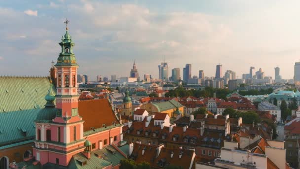 ワルシャワの聖ヨハネ教会大聖堂の空中日没ビュー旧市街 市内の3大聖堂の一つ 国立大聖堂の一つ ユネスコ世界遺産に登録されている — ストック動画