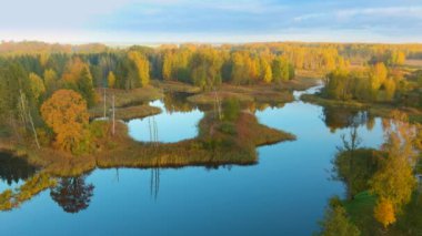 Parlak güneşli bir sonbahar sabahı Kirkilai karst göllerinin muhteşem hava manzarası, Birzai ihtiyarlığı, Panevezys ilçesi, Litvanya
