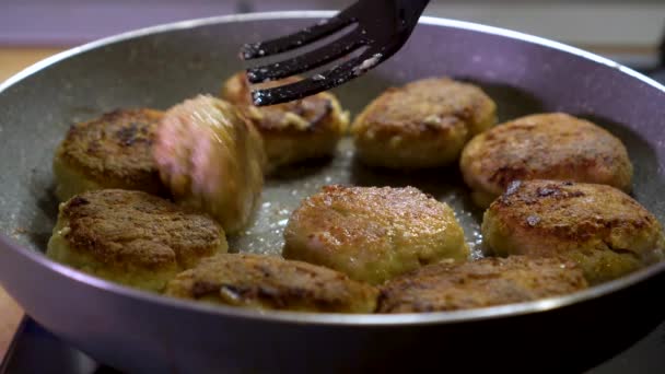 Sıcak Tavada Taze Köfte Kızartıyorum Mutfak Gereçlerini Kullanarak Yemek Hazırlama — Stok video