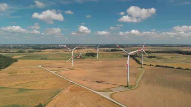 Вид Воздуха Вращающиеся Ветряные Турбины Генерирующие Энергию Расположенные Литве Прекрасный — стоковое видео