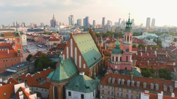 ワルシャワの聖ヨハネ教会大聖堂の空中日没ビュー旧市街 市内の3大聖堂の一つ 国立大聖堂の一つ ユネスコ世界遺産に登録されている — ストック動画