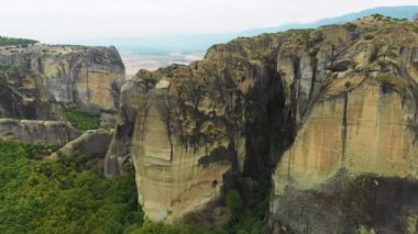 Havadan görünümü Meteora Vadisi'nin Doğu Ortodoks manastırları, büyük doğal sütun üzerine inşa edilmiş en büyük kompleksler birini barındırma Merkezi Yunanistan'da bir kaya oluşumu. UNESCO Dünya Mirası Sit Alanı.