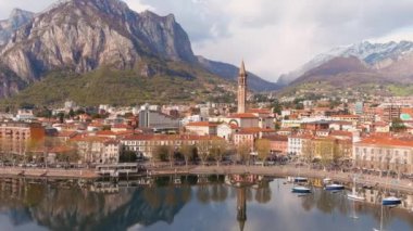 Lecco şehri ve tatil köyünün hava güzelliğinde gün batımı manzarası. Lecco kasabasının ünlü Como Gölü ve Bergamo Alpleri arasında bulunan Picturesque rıhtımı. İtalya 'da tatil beldesi.