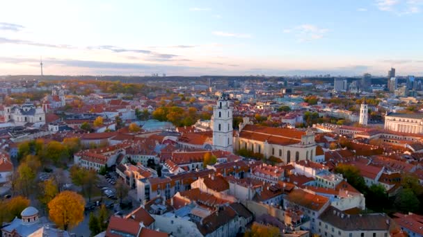 Piękna Panorama Miasta Wilna Jesienią Stare Miasto Pomarańczowymi Żółtymi Liśćmi — Wideo stockowe