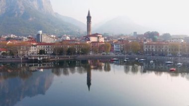 Lecco kasabası ve tatil köyünün güzel sabah manzarası. Lecco kasabasının ünlü Como Gölü ve Bergamo Alpleri arasında bulunan Picturesque rıhtımı. İtalya 'da tatil beldesi.