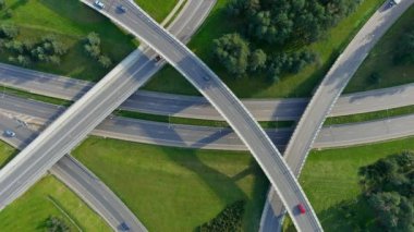Güneşli bir yaz günü, Vilnius, Litvanya 'da trafik ile üç katlı kavşağın yukarıdan aşağı hava görüntüsü