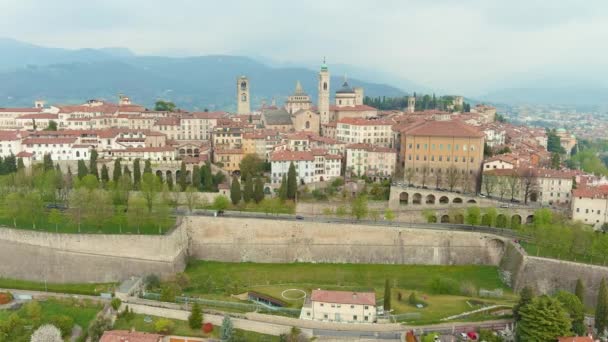 Scenic Aerial View Bergamo City Northeast Milan Flying Citta Alta — Vídeo de Stock