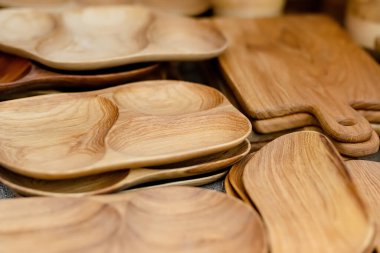 Ahşap mutfak eşyaları ve dekorasyonlar Vilnius 'taki Paskalya pazarında satılıyor. Litvanya başkentleri geleneksel el sanatları fuarı her Mart Old Town sokaklarında düzenleniyor