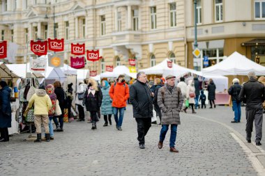 VILNIUS, LITHUANIA - 4 Mart 2022: Kaziuko muge veya Kaziukas 'a katılan insanlar, geleneksel Paskalya pazarı, her yıl Old Town sokaklarında düzenlenen el sanatları fuarı.