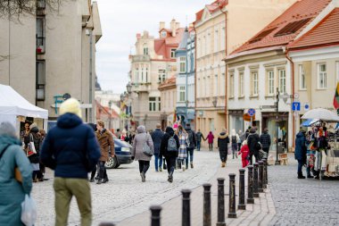 VILNIUS, LITHUANIA - 4 Mart 2022: Kaziuko muge veya Kaziukas 'a katılan insanlar, geleneksel Paskalya pazarı, her yıl Old Town sokaklarında düzenlenen el sanatları fuarı.