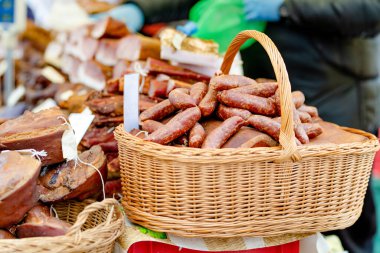 Litvanya 'nın Vilnius kentindeki bir çiftçi pazarında çeşitli ev yapımı et, kurutulmuş et ve sosis seçildi. Kaziukas, Litvanya 'nın başkentinde geleneksel bahar festivali.