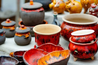 Seramik yemekler, sofra takımı ve sürahiler Vilnius 'taki Paskalya pazarında satılıyor. Litvanya başkentinin geleneksel el sanatları fuarı her Mart ayında Old Town sokaklarında düzenleniyor.