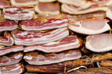 Litvanya 'nın Vilnius kentindeki bir çiftçi pazarında çeşitli ev yapımı et, kurutulmuş et ve sosis seçildi. Kaziukas, Litvanya 'nın başkentinde geleneksel bahar festivali.